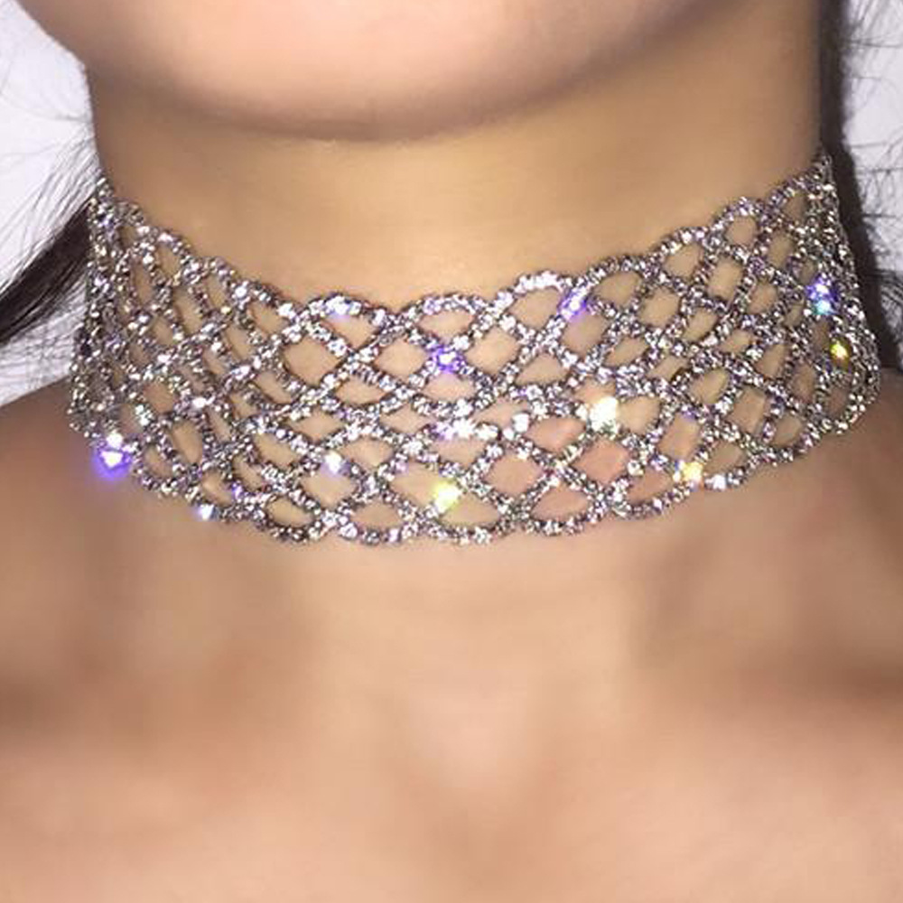 Women Accessories In Amazon - 輝くラインストーン付きの女性用襟飾りネックレス、チェーンのような構造でファッショナブルなジュエリーアクセサリー、Amazonで販売中